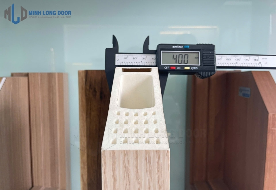Cửa composite chất lượng có độ dày từ 40mm (tương đương 4cm)